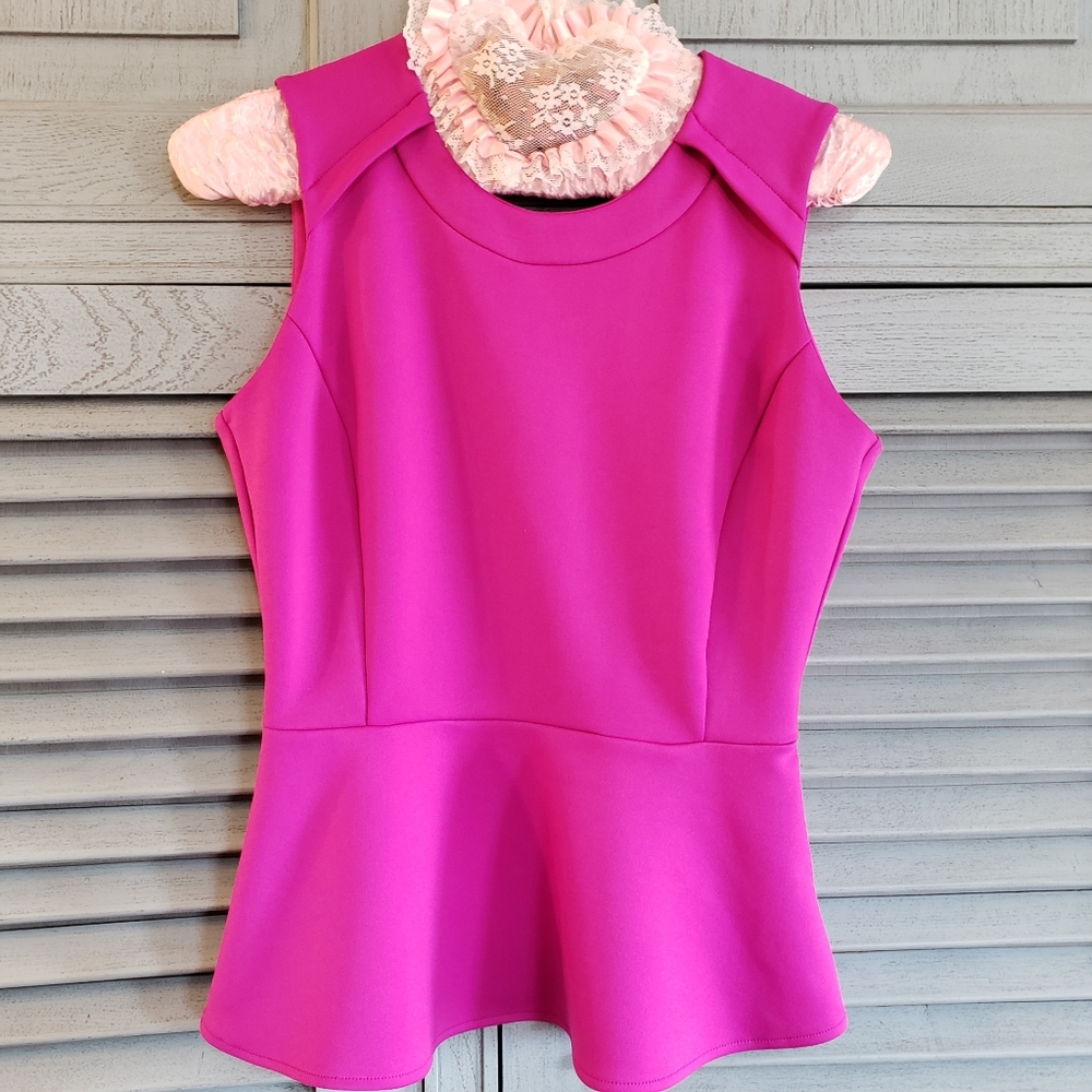 🎀Worthington Women's Fuschia Keyhole Back And Peplum Top Size M🎀